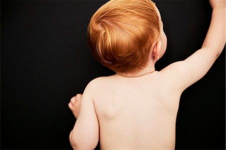 simsearch:6102-08881723,k - Toddler on black background Stockbilder - Premium RF Lizenzfrei, Bildnummer: 6102-08881722