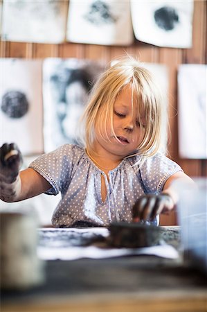 simsearch:6102-08952062,k - Small girl painting with black paint Stock Photo - Premium Royalty-Free, Code: 6102-08881873