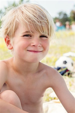 Portrait of smiling boy Photographie de stock - Premium Libres de Droits, Code: 6102-08881872