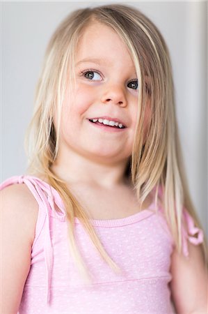 simsearch:6102-06336564,k - Portrait of smiling girl Photographie de stock - Premium Libres de Droits, Code: 6102-08881876