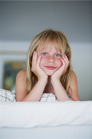 simsearch:6102-08001463,k - Portrait of girl with hands on chin Stock Photo - Premium Royalty-Free, Code: 6102-08881980