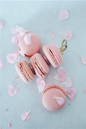 simsearch:6102-08885628,k - Pink macaroons and rose petals Stock Photo - Premium Royalty-Free, Code: 6102-08881999