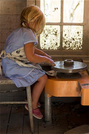 simsearch:6102-08952062,k - Blond girl working with clay Stock Photo - Premium Royalty-Free, Code: 6102-08881919