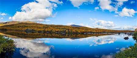 Lake in rolling landscape Photographie de stock - Premium Libres de Droits, Code: 6102-08882063