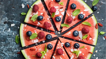 simsearch:6102-08882293,k - Slices of watermelon with berries Foto de stock - Sin royalties Premium, Código: 6102-08882084