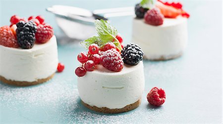 simsearch:6102-08559216,k - Cream dessert with fresh berries Photographie de stock - Premium Libres de Droits, Code: 6102-08882095