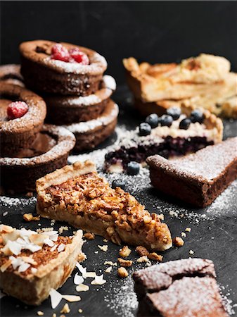 simsearch:6102-08882024,k - Various cakes on table Foto de stock - Sin royalties Premium, Código: 6102-08882023