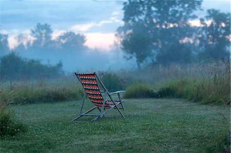 simsearch:6102-08120536,k - Empty sun chair at dusk Foto de stock - Sin royalties Premium, Código: 6102-08882143