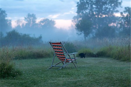 Empty sun chair at dusk Foto de stock - Royalty Free Premium, Número: 6102-08882142