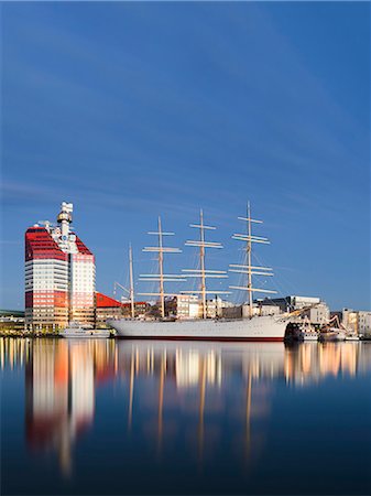 Moored tall ship reflecting in water Stockbilder - Premium RF Lizenzfrei, Bildnummer: 6102-08882194