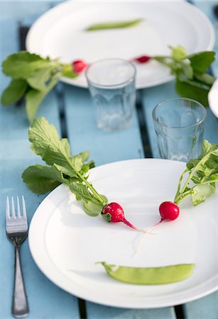 setting - Radish and garden pea pod on plate Stock Photo - Premium Royalty-Free, Code: 6102-08882135