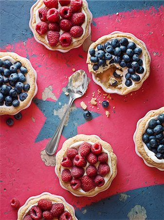 simsearch:6102-08882024,k - Little fruit tarts Foto de stock - Sin royalties Premium, Código: 6102-08882293