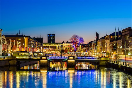 simsearch:6102-08882358,k - Illuminated city buildings at water Fotografie stock - Premium Royalty-Free, Codice: 6102-08882359