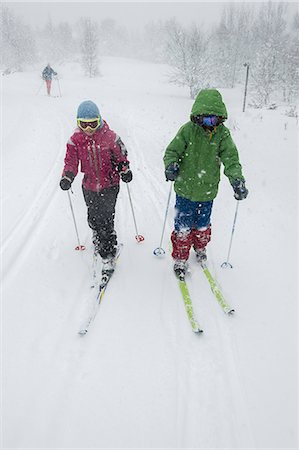 simsearch:6102-08480862,k - Two people snowshoeing in forest Stockbilder - Premium RF Lizenzfrei, Bildnummer: 6102-08882360