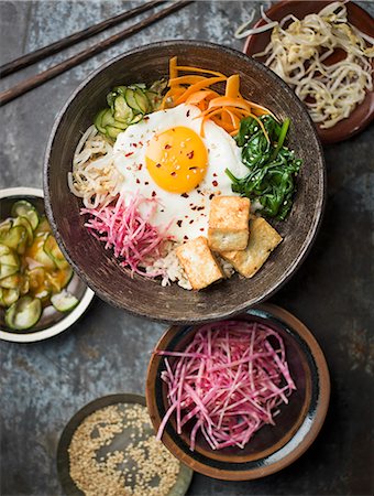 sprout (young shoots eaten raw) - Fried egg and vegetables on plate Photographie de stock - Premium Libres de Droits, Code: 6102-08882310