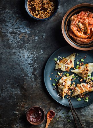 simsearch:6102-08882024,k - Dumplings on plate Foto de stock - Sin royalties Premium, Código: 6102-08882320