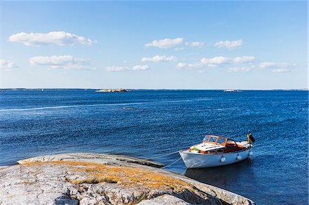 paraurti - Moored boat in the archipelago Fotografie stock - Premium Royalty-Free, Codice: 6102-08885181