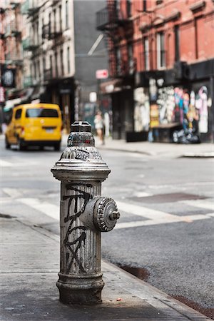 Hydrant covered with graffiti Photographie de stock - Premium Libres de Droits, Code: 6102-08885202