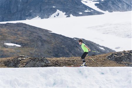 simsearch:6102-07455806,k - Boy cross-country skiing Foto de stock - Sin royalties Premium, Código: 6102-08885374