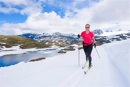 simsearch:6102-07455806,k - Woman cross-country skiing Foto de stock - Sin royalties Premium, Código: 6102-08885383