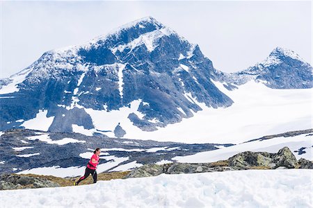 simsearch:6102-07455806,k - Woman cross-country skiing Foto de stock - Sin royalties Premium, Código: 6102-08885380