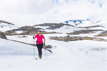 simsearch:6102-07455806,k - Woman cross-country skiing Foto de stock - Sin royalties Premium, Código: 6102-08885382