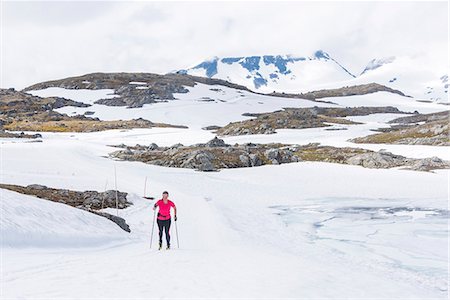 simsearch:6102-07455806,k - Woman cross-country skiing Foto de stock - Sin royalties Premium, Código: 6102-08885384