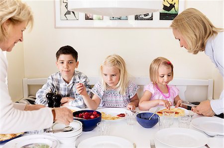 simsearch:6102-08001115,k - Family meal Stock Photo - Premium Royalty-Free, Code: 6102-08885498