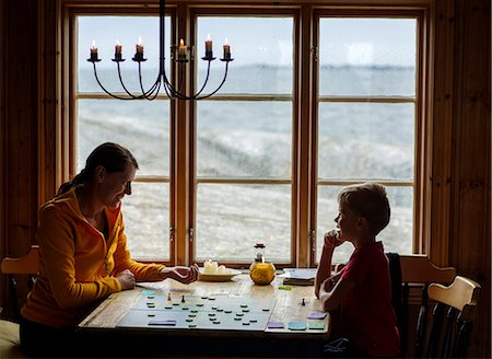 simsearch:6102-08995585,k - Mother with son playing board game Photographie de stock - Premium Libres de Droits, Code: 6102-08885598