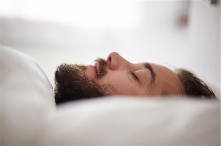 simsearch:6102-07455816,k - Man sleeping in bed Stockbilder - Premium RF Lizenzfrei, Bildnummer: 6102-08885526