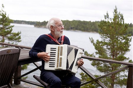 Senior man playing accordion Photographie de stock - Premium Libres de Droits, Code: 6102-08885532