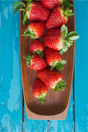 Strawberries in wooden bowl Stock Photo - Premium Royalty-Free, Code: 6102-08885637