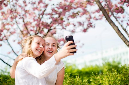 Teenage girls taking selfie Stock Photo - Premium Royalty-Free, Code: 6102-08885713