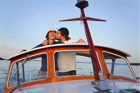 simsearch:649-07437180,k - Man kissing woman on motorboat Foto de stock - Sin royalties Premium, Código: 6102-08800040