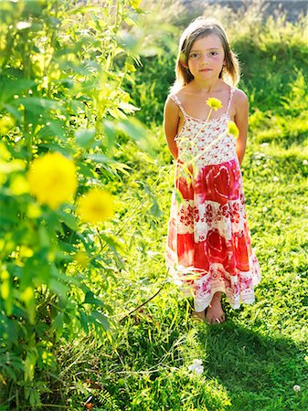 rudbéquia - Girl standing in garden Foto de stock - Royalty Free Premium, Número: 6102-08800054