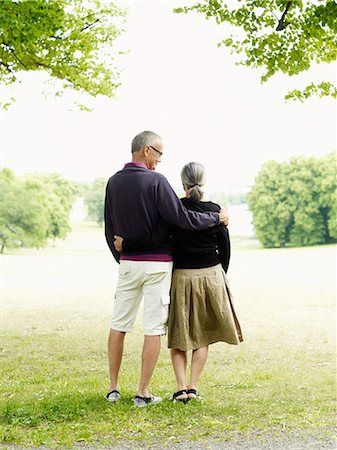 simsearch:6102-08761067,k - Senior couple standing in park Fotografie stock - Premium Royalty-Free, Codice: 6102-08800181