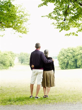 simsearch:6102-08761067,k - Senior couple standing in park Fotografie stock - Premium Royalty-Free, Codice: 6102-08800182