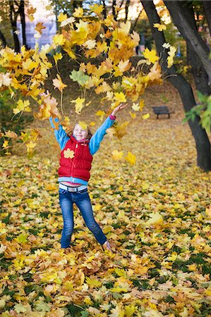simsearch:6102-08760609,k - Sweden, Stockholm, girl playing in autumn leaves Photographie de stock - Premium Libres de Droits, Code: 6102-08800112