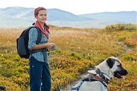 simsearch:6102-07768678,k - Scandinavia, Sweden, Norrland, Hemavan, young woman hiking with dog in mountains Foto de stock - Royalty Free Premium, Número: 6102-08800126