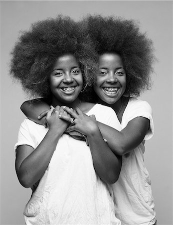Twin sisters with Afro hair Photographie de stock - Premium Libres de Droits, Code: 6102-08800276