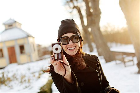 skansen - Young woman photographing self Foto de stock - Sin royalties Premium, Código: 6102-08800290