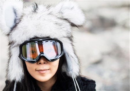 simsearch:6102-05655515,k - Portrait of happy young woman wearing fur hat and ski goggles Stockbilder - Premium RF Lizenzfrei, Bildnummer: 6102-08800201