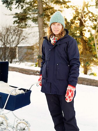 simsearch:6102-05655515,k - Mother with stroller in park at winter Stockbilder - Premium RF Lizenzfrei, Bildnummer: 6102-08800225