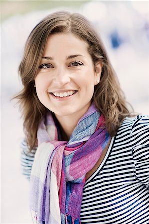 simsearch:6102-08800359,k - Portrait of young woman smiling Photographie de stock - Premium Libres de Droits, Code: 6102-08800343