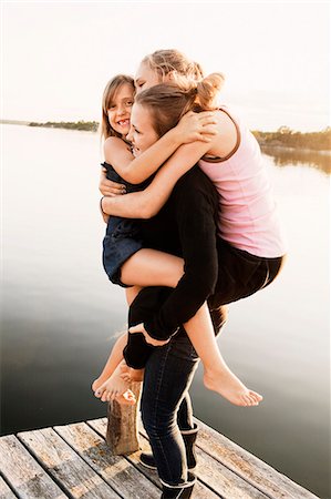 Sisters playing on jetty Foto de stock - Sin royalties Premium, Código: 6102-08800354