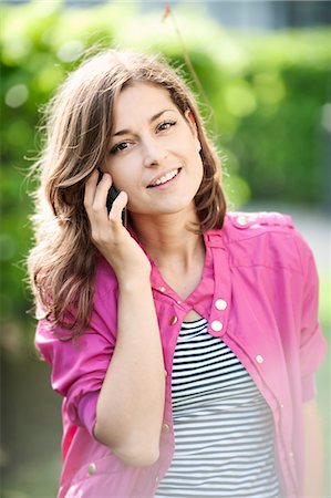 simsearch:6102-08800359,k - Portrait of young woman using cell phone Photographie de stock - Premium Libres de Droits, Code: 6102-08800361