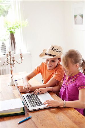 simsearch:6102-05603726,k - Two children with a laptop Foto de stock - Royalty Free Premium, Número: 6102-08800382