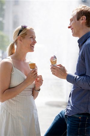 simsearch:6102-08271758,k - Smiling couple eating ice-cream Photographie de stock - Premium Libres de Droits, Code: 6102-08942249