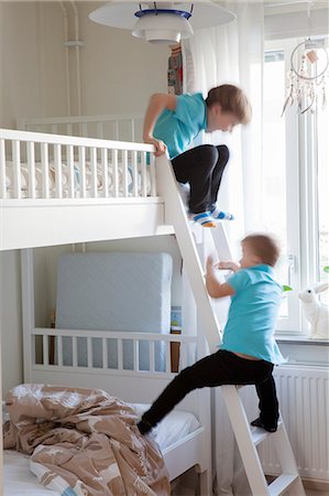 simsearch:6102-08542147,k - Boys playing on bunk bed Photographie de stock - Premium Libres de Droits, Code: 6102-08942257