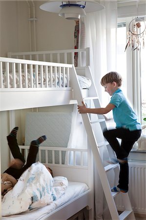 Boys playing on bunk bed Fotografie stock - Premium Royalty-Free, Codice: 6102-08942258